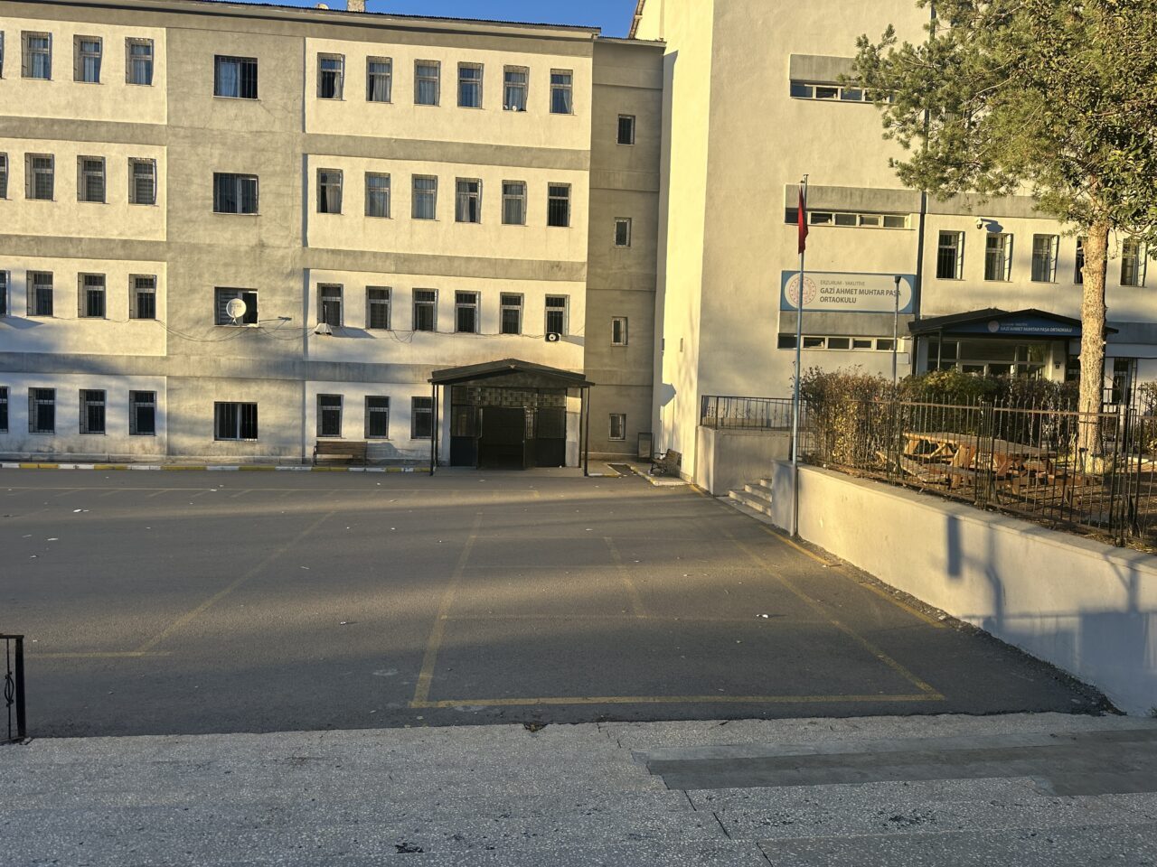 Erzurum'un Yakutiye ilçesindeki bir ortaokulda ders bitimi merdivenlerde oluşan yoğunlukta