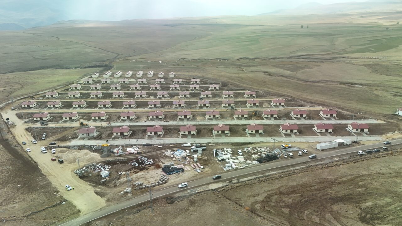 Erzurum'un Çat ilçesinde, merkez üssü Bingöl Karlıova olan ve 14