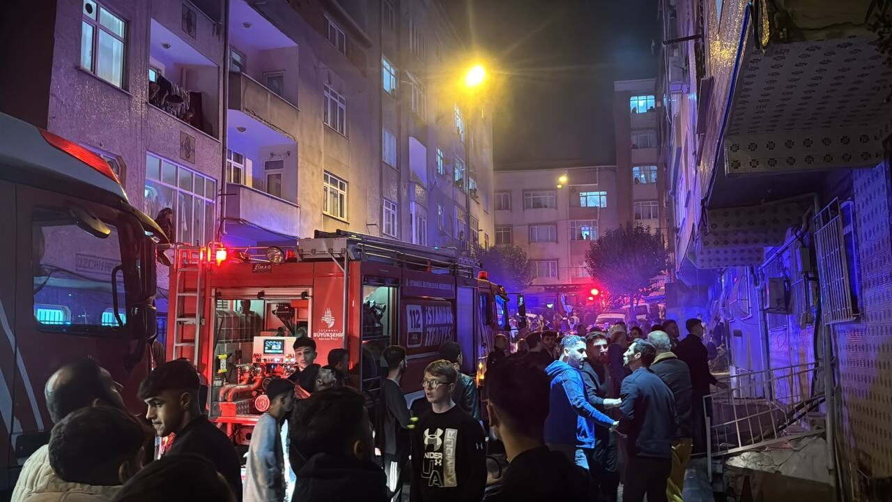İstanbul Esenler'de 5 katlı binada çıkan yangında dumandan etkilenen 15