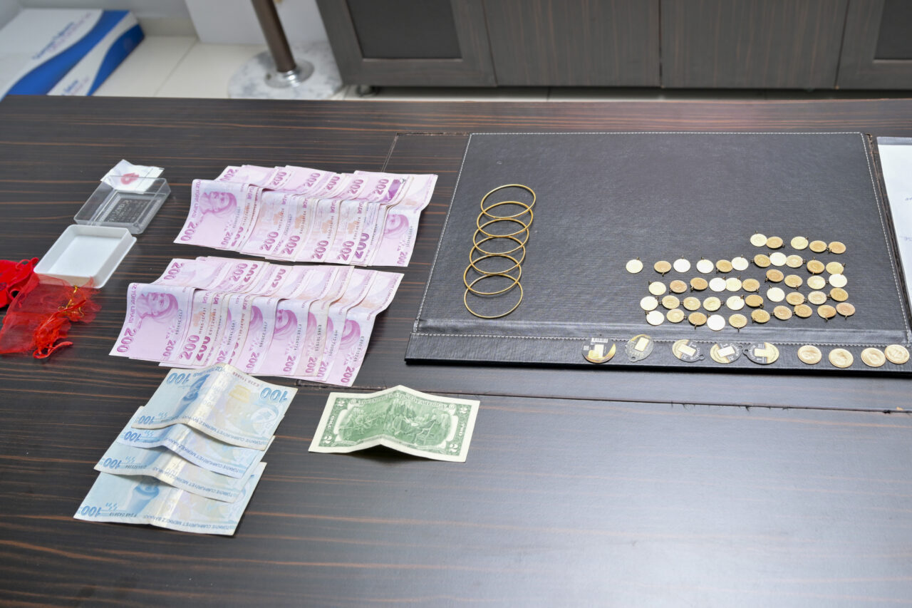 İstanbul'un Esenyurt Belediyesine bağlı güvenlik görevlilerinin parkta bulduğu, içinde yaklaşık