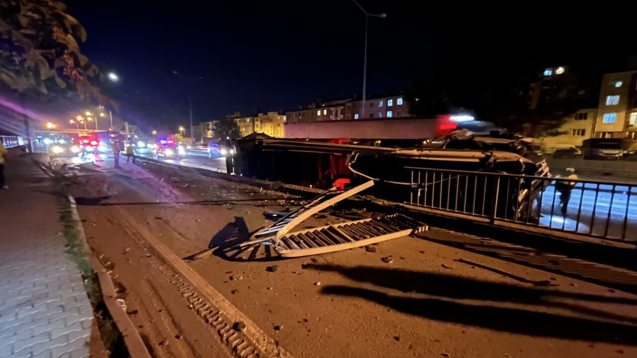 Eskişehir'de devrilen şeker yüklü tır, Ankara kara yolunda ulaşımın aksamasına