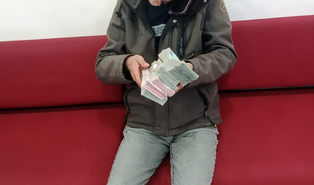 Eskişehir'in Tepebaşı ilçesinde polis, durumdan şüphelendiği bir kişinin telefonla dolandırılmasını