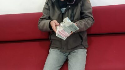 Eskişehir'in Tepebaşı ilçesinde polis, durumdan şüphelendiği bir kişinin telefonla dolandırılmasını