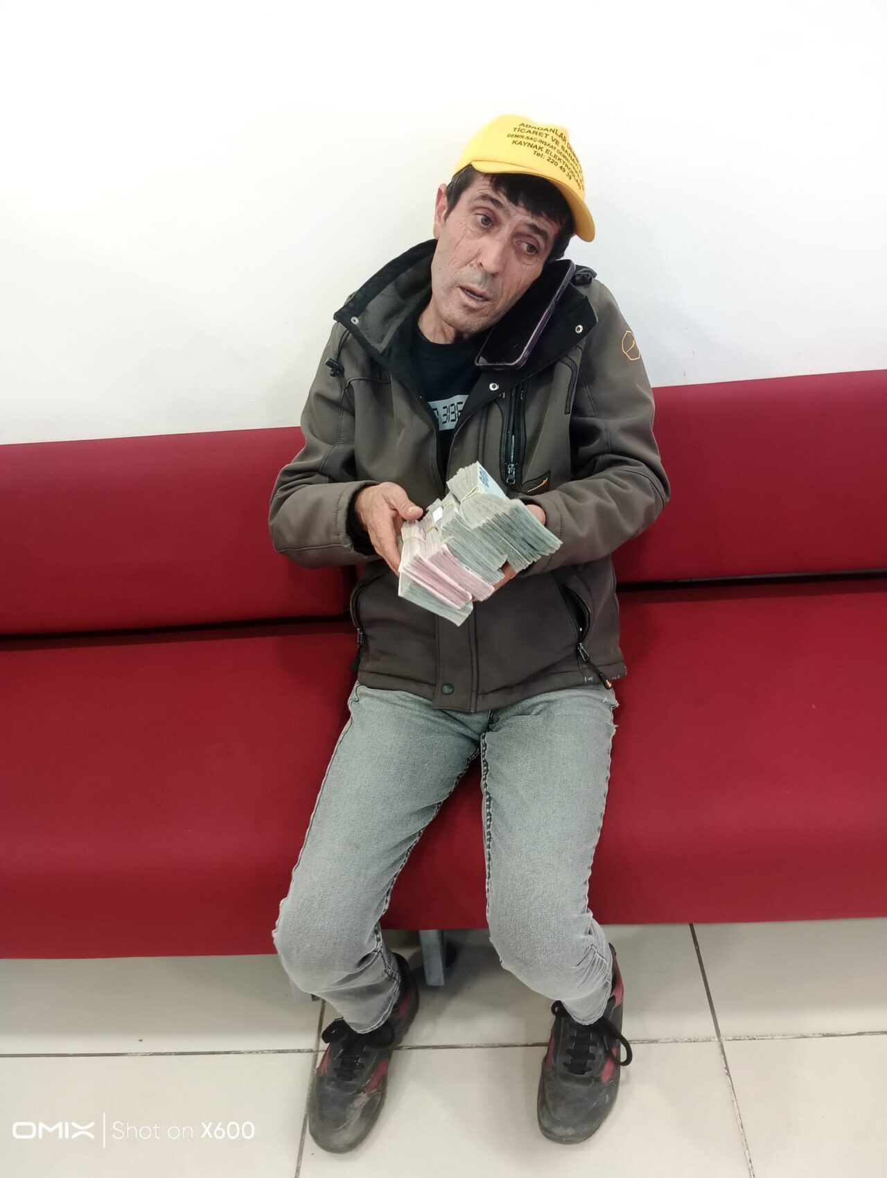 Eskişehir'in Tepebaşı ilçesinde polis, durumdan şüphelendiği bir kişinin telefonla dolandırılmasını