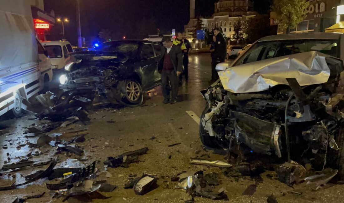 Eskişehir'in Tepebaşı ilçesinde park halindeki bir otomobile çarparak 3 aracın