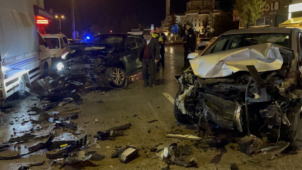 Eskişehir'in Tepebaşı ilçesinde park halindeki bir otomobile çarparak 3 aracın