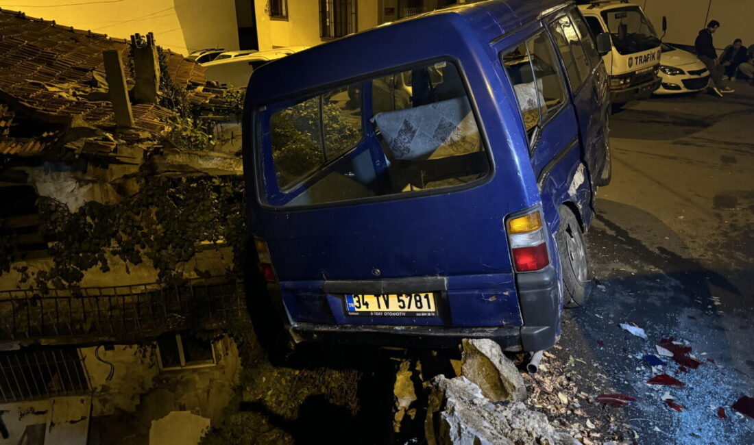  İstanbul Eyüpsultan'da yokuş aşağı inen sürücünün çarptığı park halindeki 1