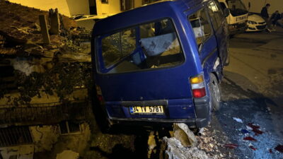  İstanbul Eyüpsultan'da yokuş aşağı inen sürücünün çarptığı park halindeki 1