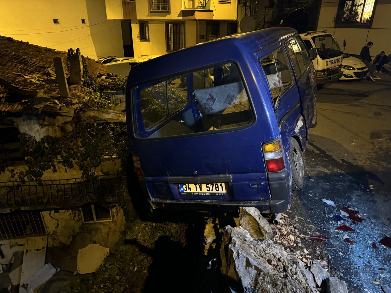  İstanbul Eyüpsultan'da yokuş aşağı inen sürücünün çarptığı park halindeki 1