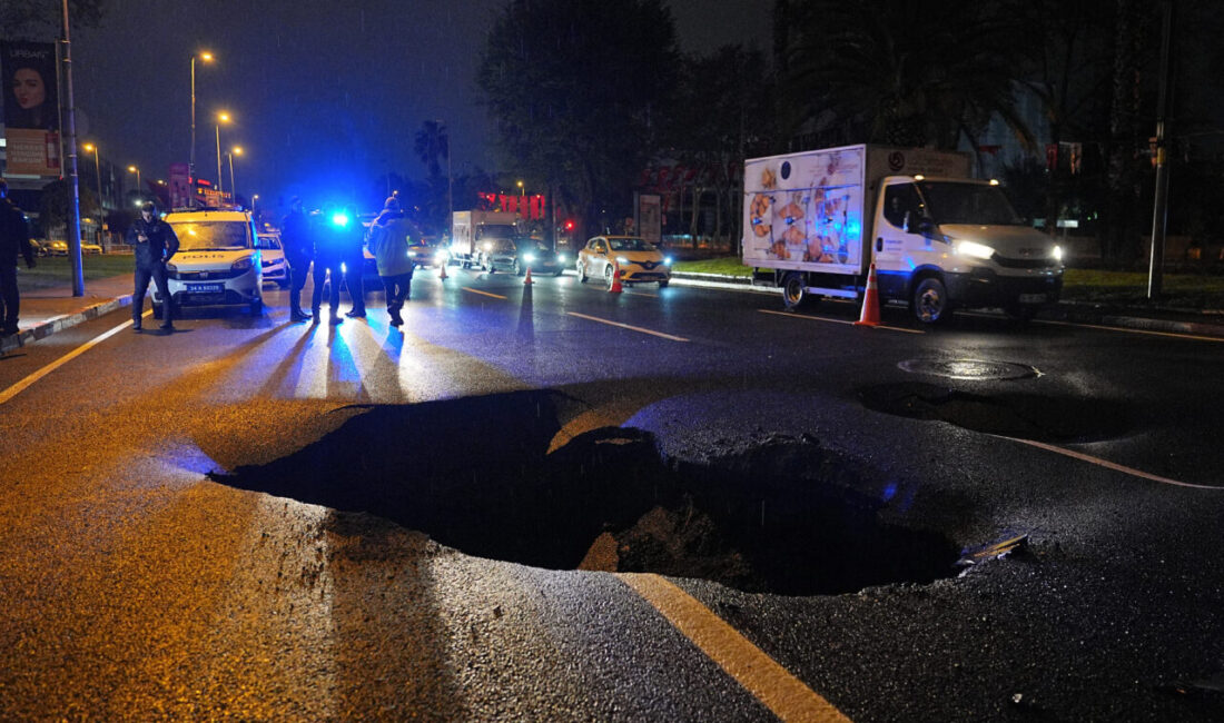 İstanbul'un ilçesi Fatih'te Adnan Menderes Bulvarı'nda (Vatan Caddesi) çökme sonucu