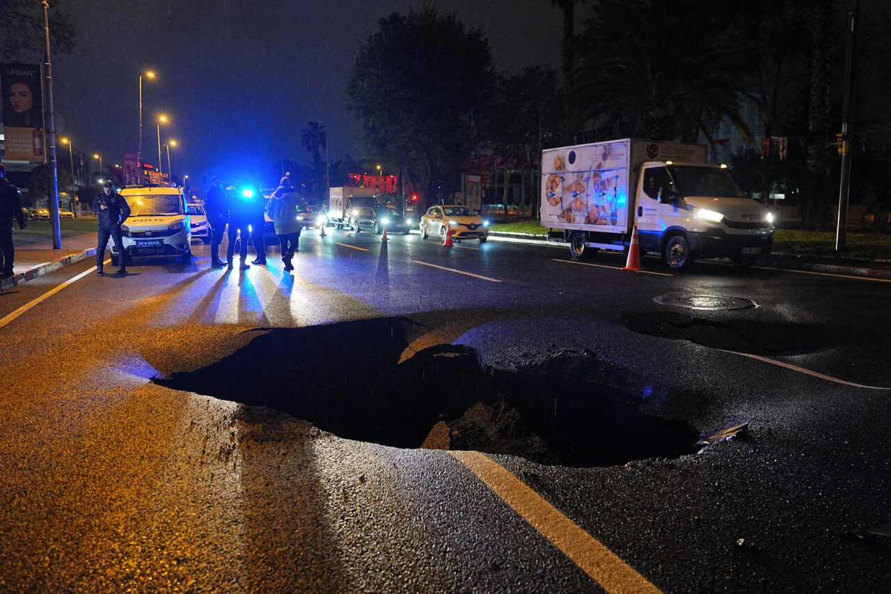 İstanbul'un ilçesi Fatih'te Adnan Menderes Bulvarı'nda (Vatan Caddesi) çökme sonucu