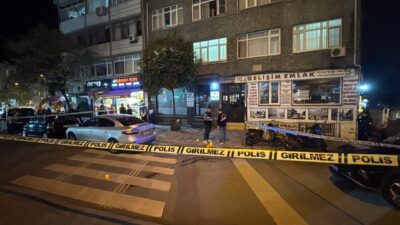 İstanbul Fatih'te uğradığı silahlı saldırı sonucu yaralanan kişi, hastaneye kaldırıldı.