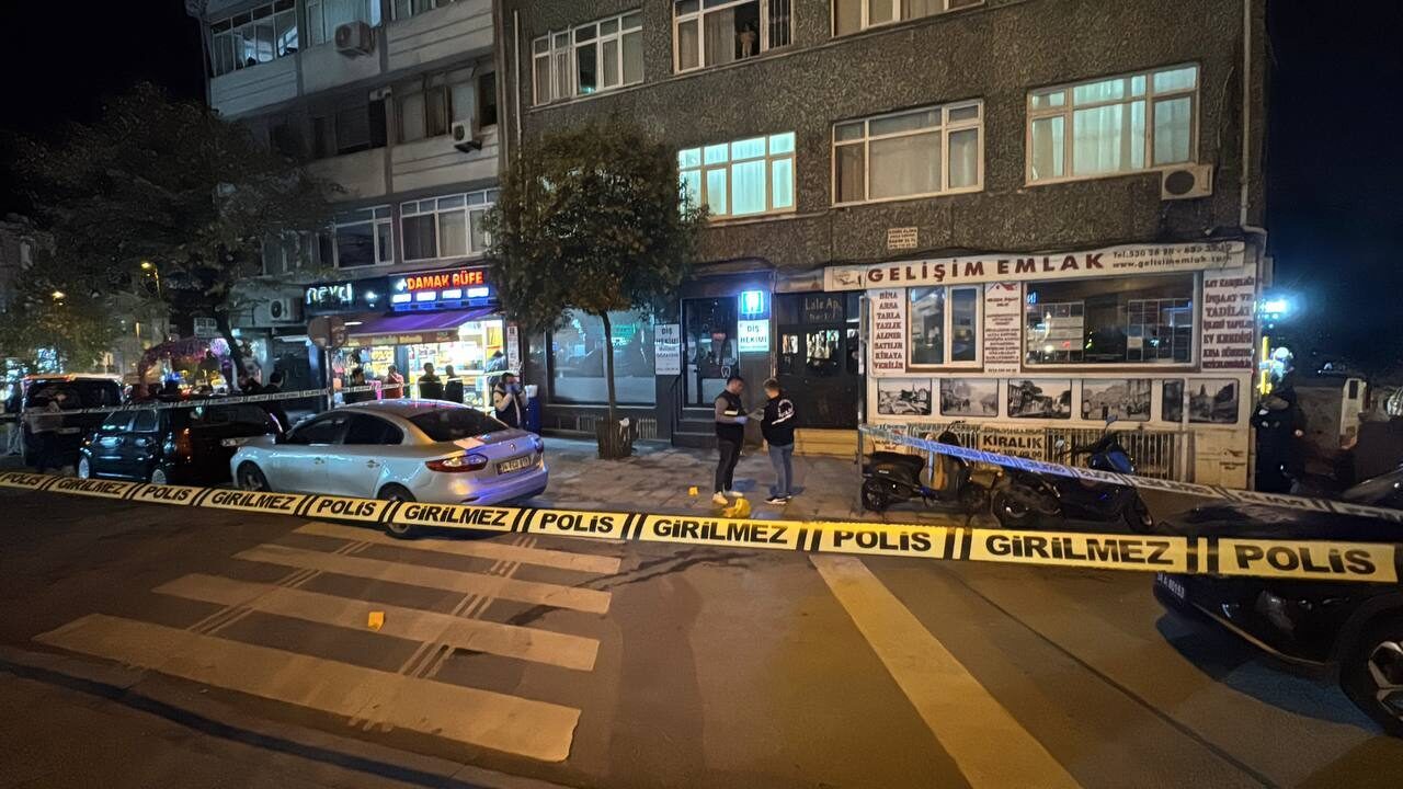 İstanbul Fatih'te uğradığı silahlı saldırı sonucu yaralanan kişi, hastaneye kaldırıldı.