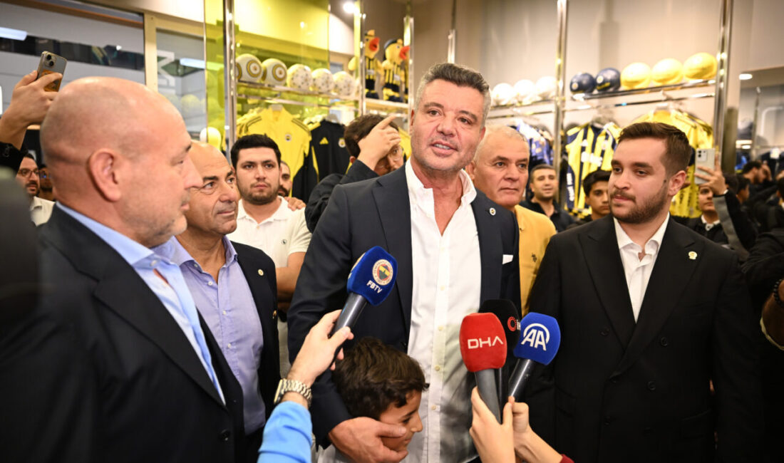  Fenerbahçe Kulübü Başkanı Sadettin Saran, Gaziantep'teki Fenerium mağazasında taraftarlarla bir