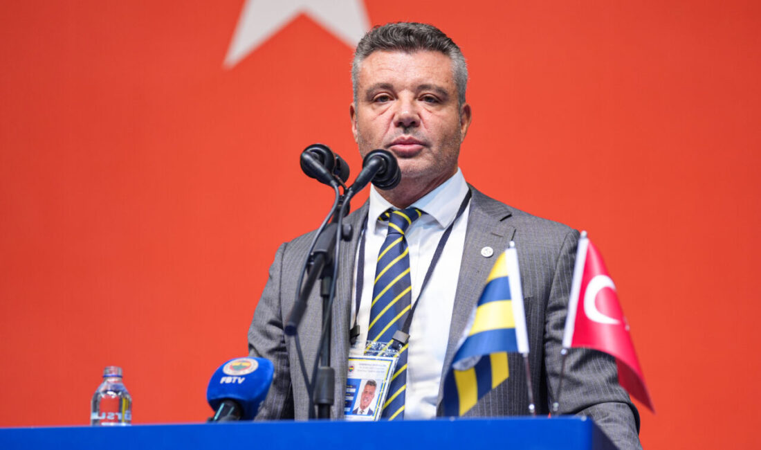 Fenerbahçe Kulübü Olağanüstü Genel Kurul Toplantısı'nda kongre üyeleri, mevcut başkan