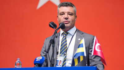 Fenerbahçe Kulübü Olağanüstü Genel Kurul Toplantısı'nda kongre üyeleri, mevcut başkan