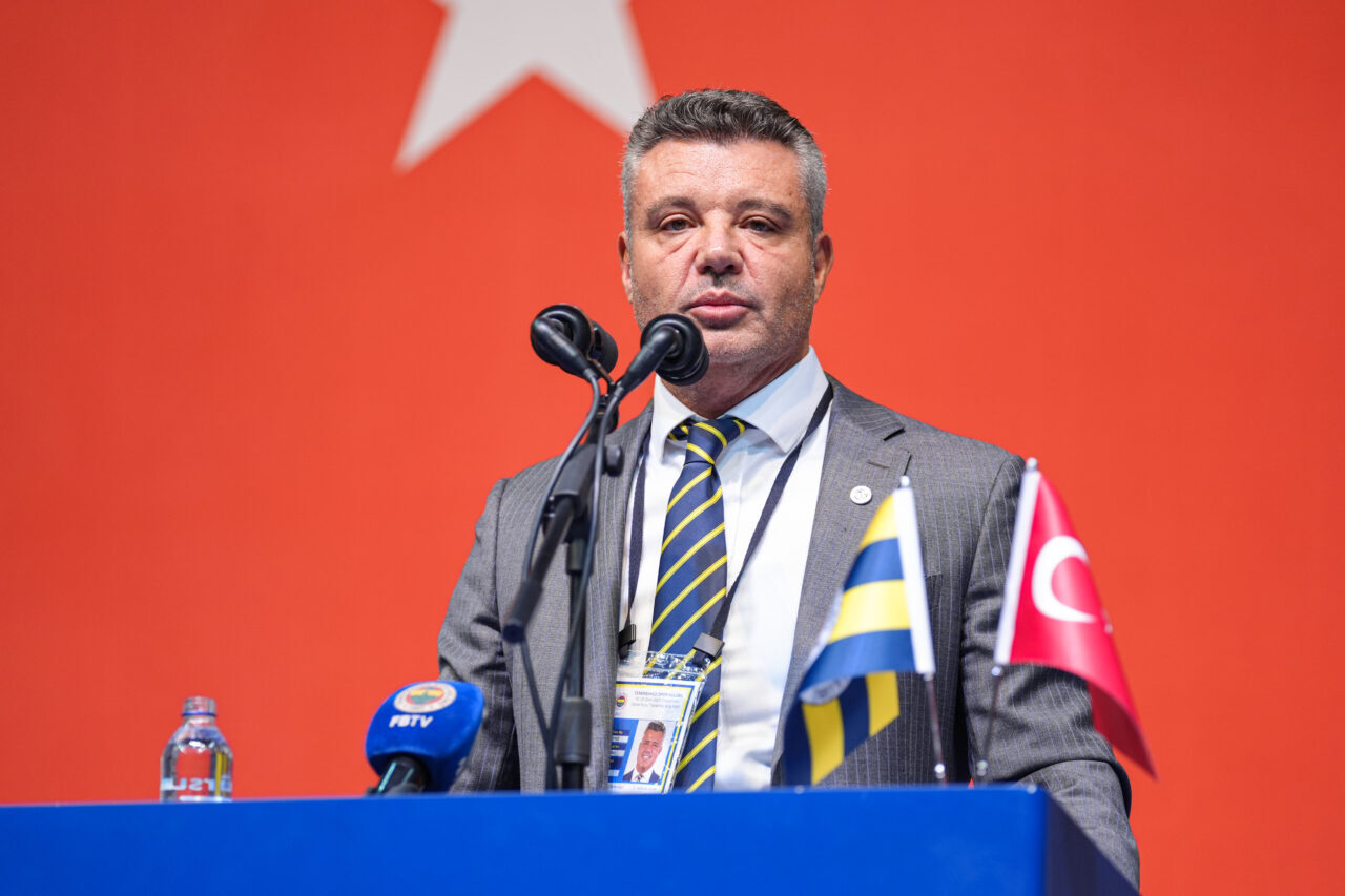 Fenerbahçe Kulübü Olağanüstü Genel Kurul Toplantısı'nda kongre üyeleri, mevcut başkan