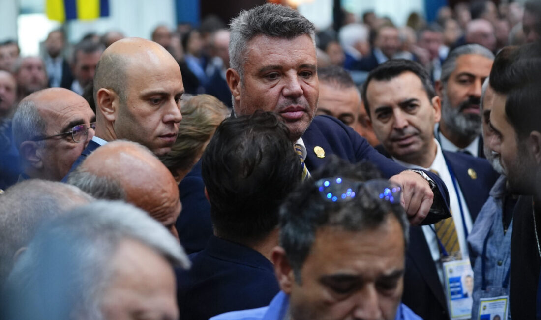Fenerbahçe Kulübü Yüksek Divan Kurulu toplantısında, eski başkanlardan Aziz Yıldırım