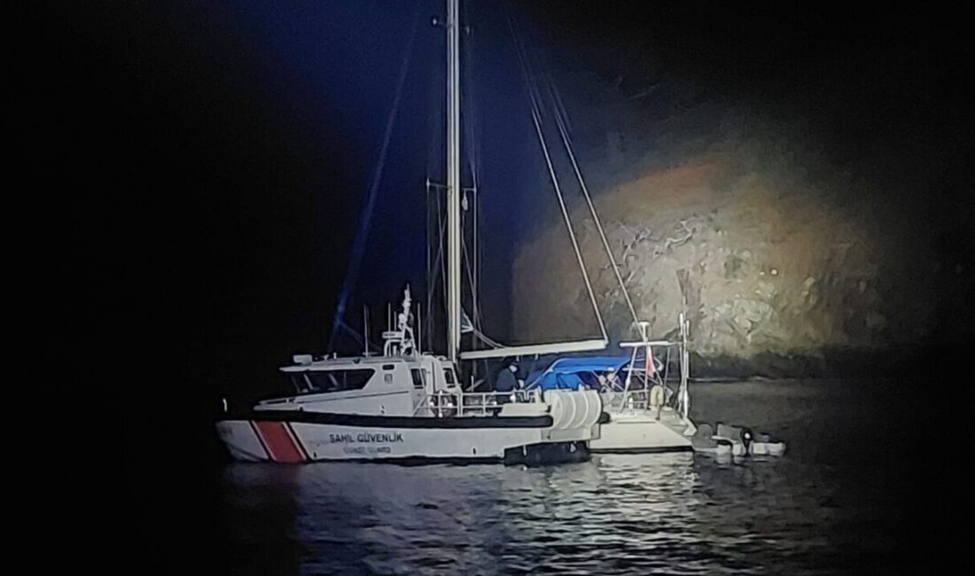  Muğla'nın Fethiye ilçesi açıklarında yelkenli teknede 35 düzensiz göçmen yakalandı.