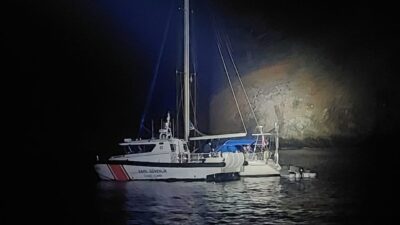  Muğla'nın Fethiye ilçesi açıklarında yelkenli teknede 35 düzensiz göçmen yakalandı.