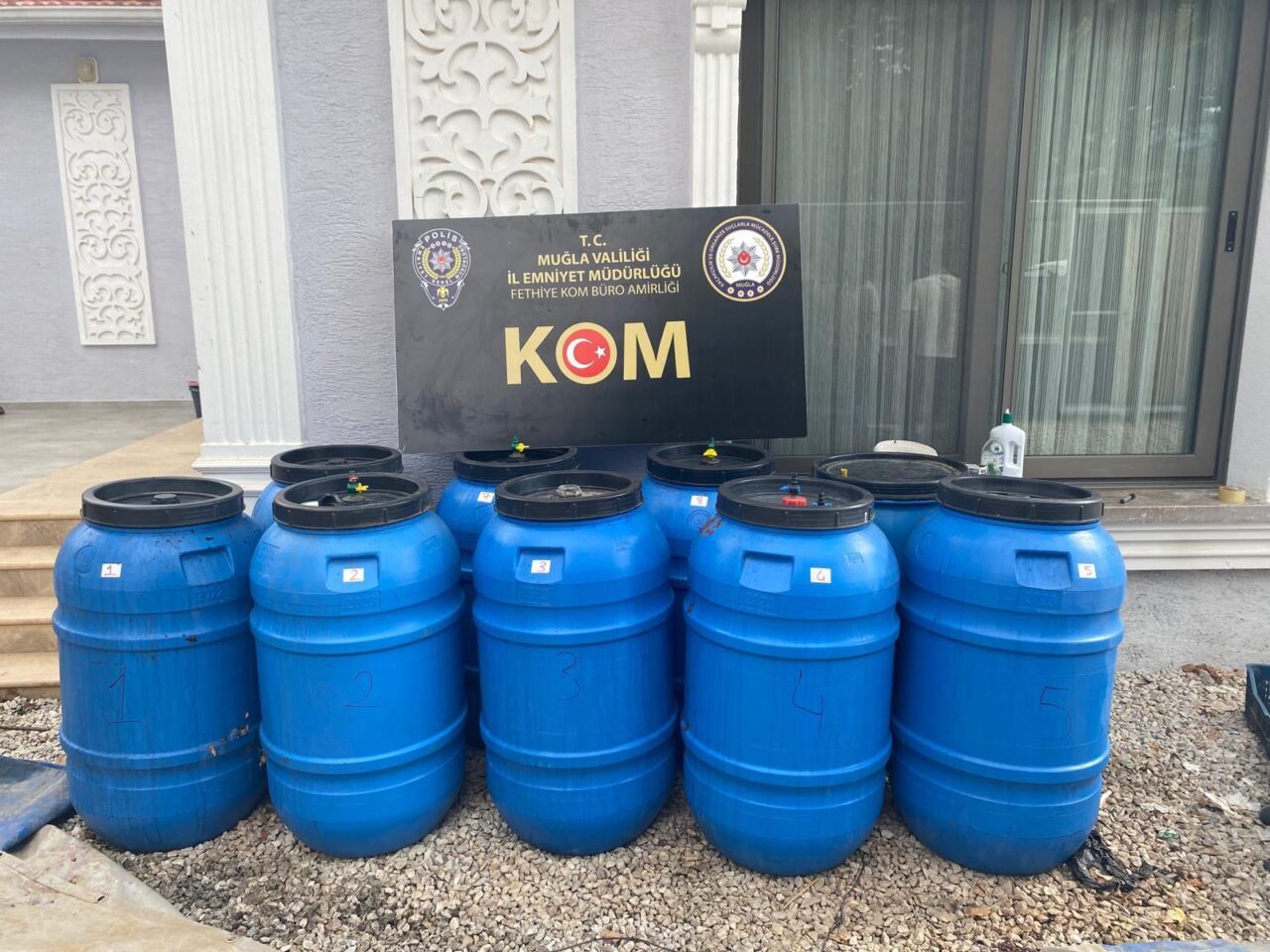 Muğla'nın Fethiye ilçesinde düzenlenen kaçakçılık operasyonunda 1 ton 100 litre