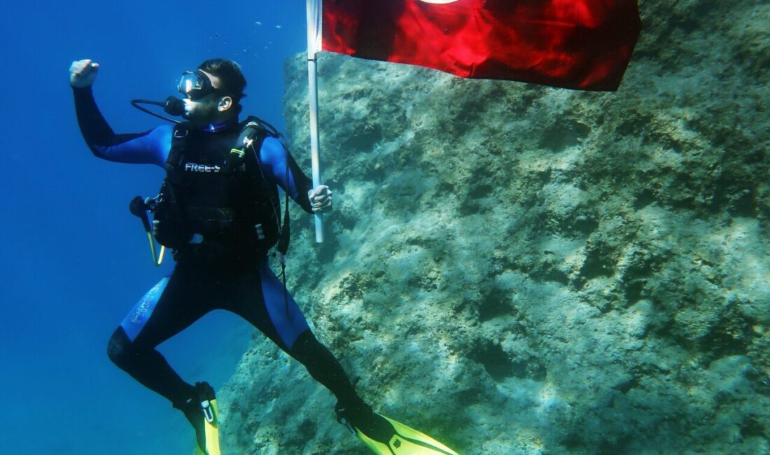  Muğla'nın Fethiye ilçesinde, 29 Ekim Cumhuriyet Bayramı kutlamaları kapsamında dalgıçlar