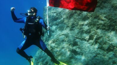  Muğla'nın Fethiye ilçesinde, 29 Ekim Cumhuriyet Bayramı kutlamaları kapsamında dalgıçlar