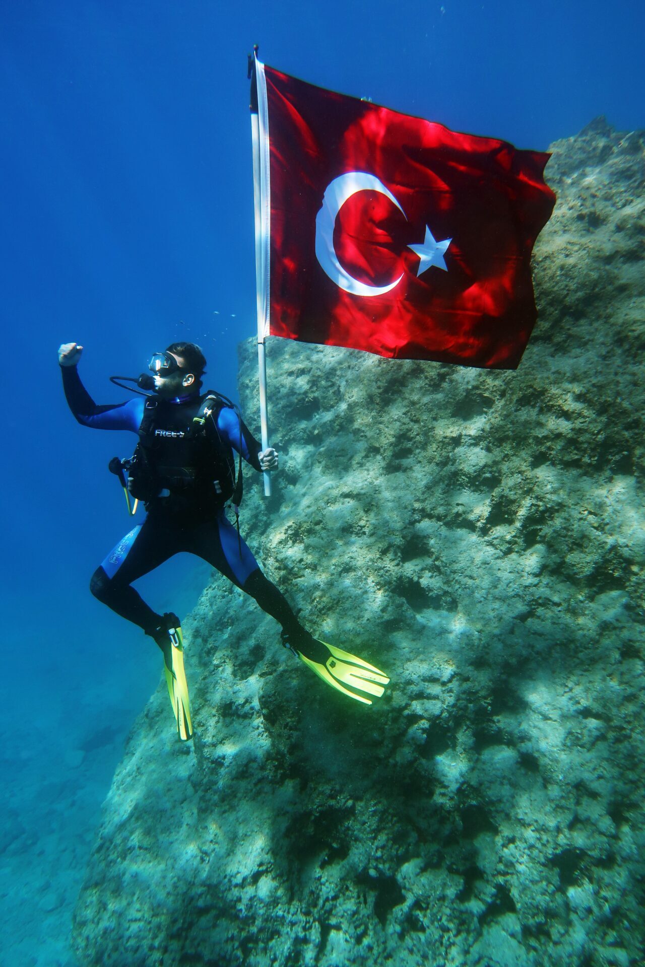  Muğla'nın Fethiye ilçesinde, 29 Ekim Cumhuriyet Bayramı kutlamaları kapsamında dalgıçlar