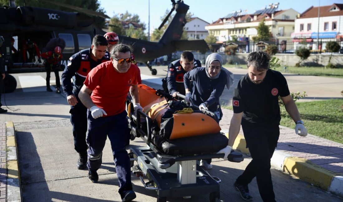 Muğla'nın Fethiye ilçesinde kayalık alana düşen yamaç paraşütündeki yolcu hayatını