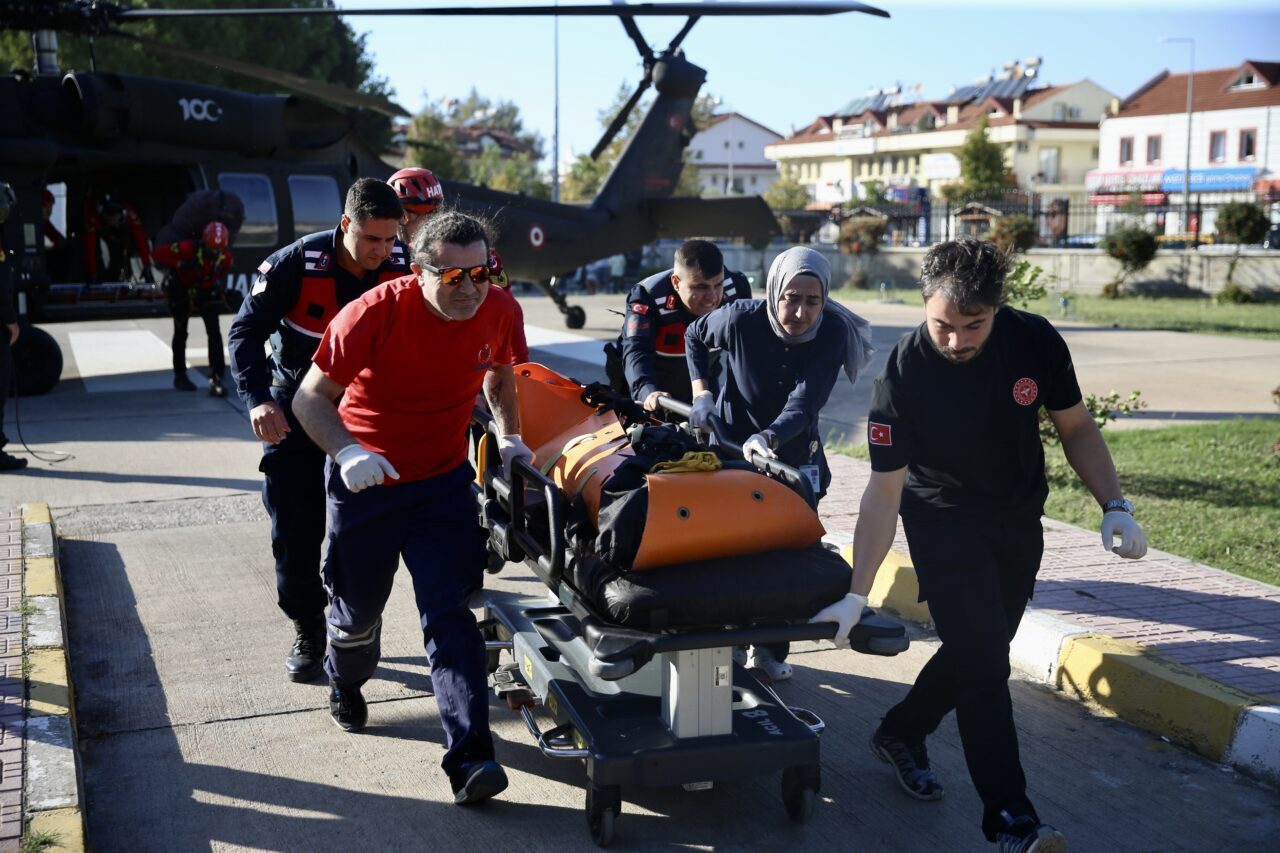  Muğla'nın Fethiye ilçesinde kayalık alana düşen yamaç paraşütündeki yolcu hayatını
