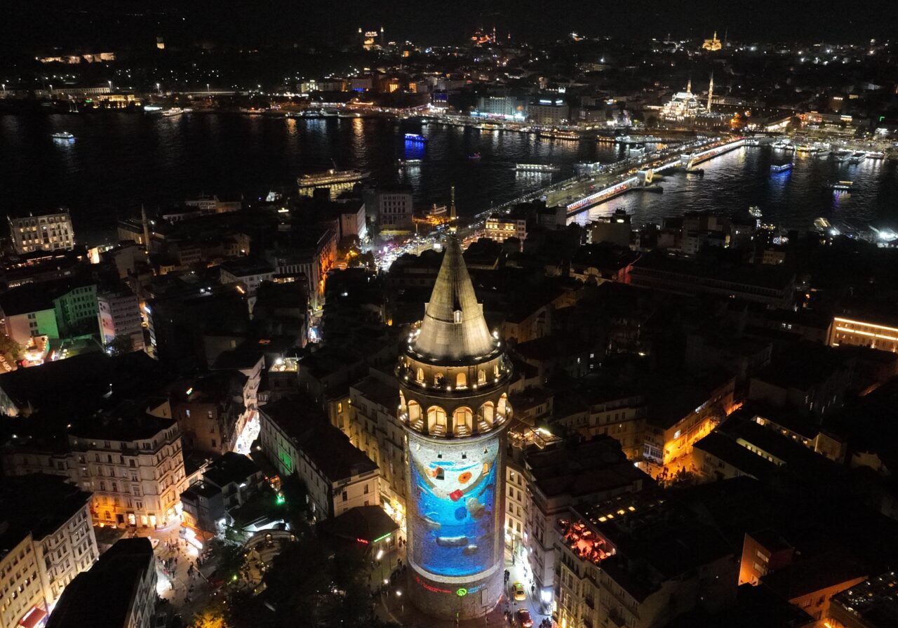 İstanbul'un simge yapılarından Galata Kulesi'ne, "Uluslararası Sıfır Atık Forumu" kapsamında