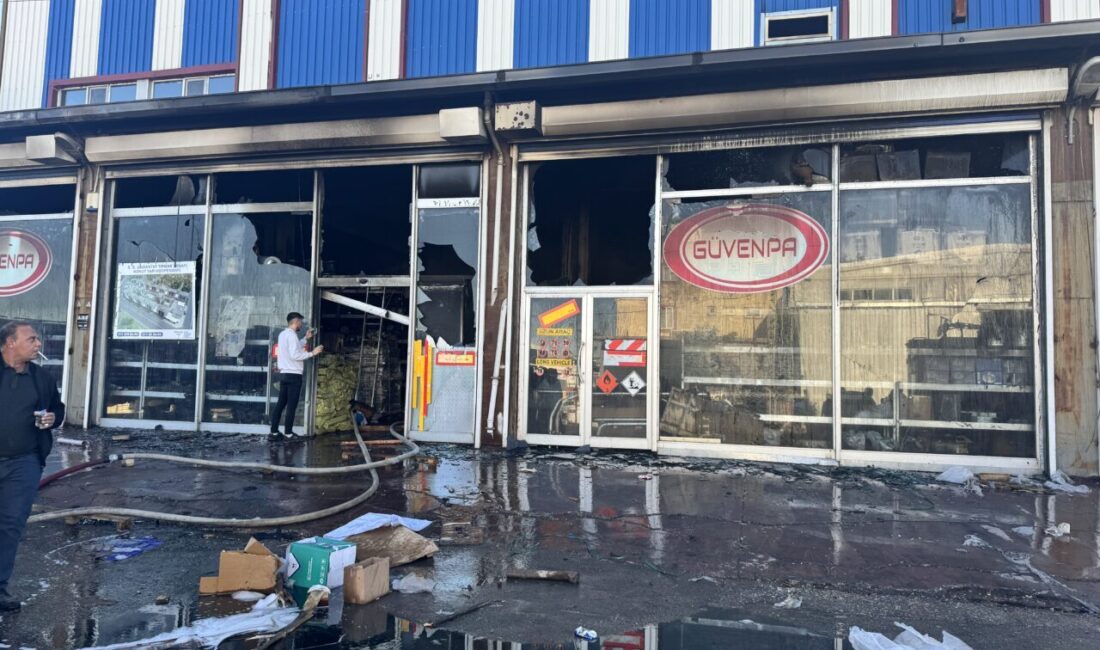  Gaziantep'te bir iş yerinde çıkan yangın itfaiye ekiplerinin müdahalesiyle söndürüldü.