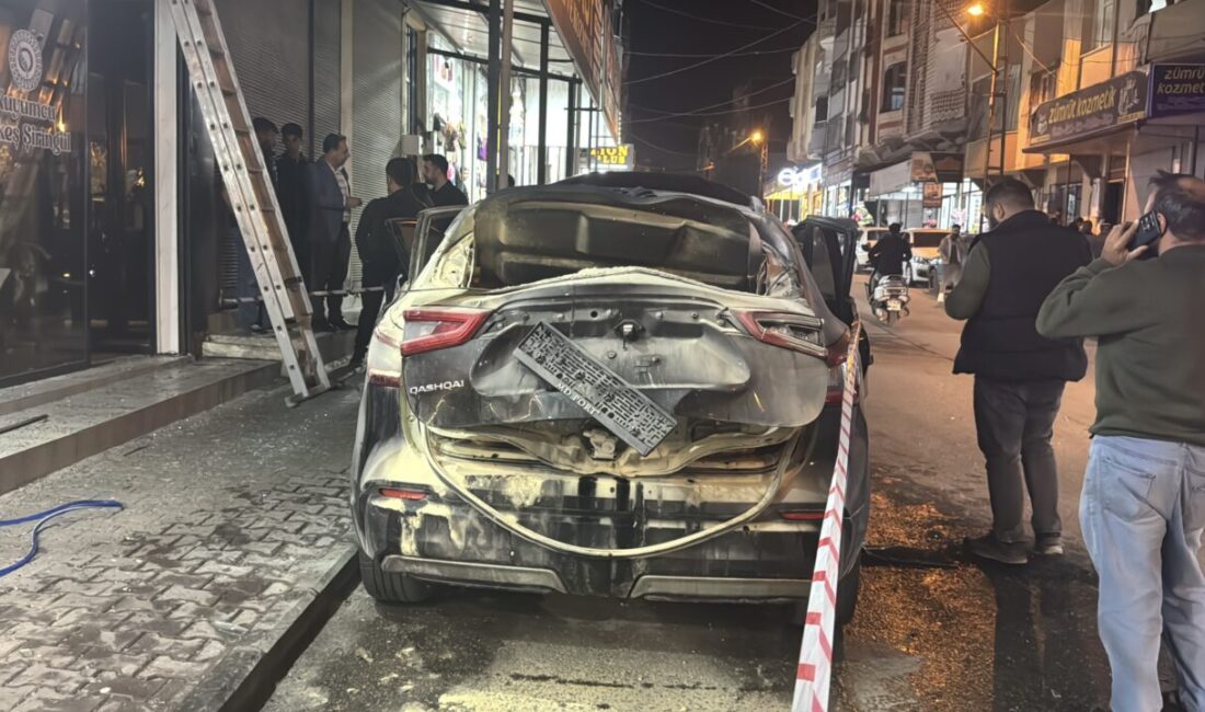 Gaziantep'in merkez Şehitkamil ilçesinde, park halinde bulunan otomobildeki piknik tüpünün