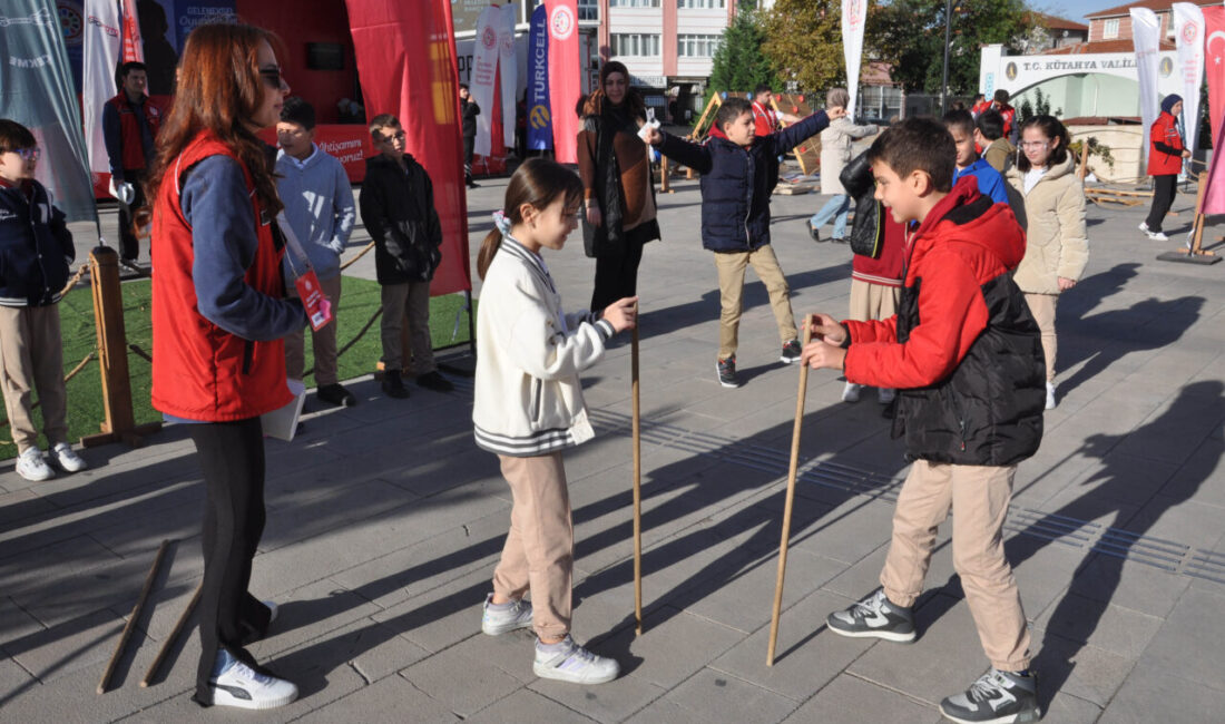 Kütahya’ya gelen "Geleneksel Oyunlar Tırı", genç ve çocukları geçmişin oyunlarıyla