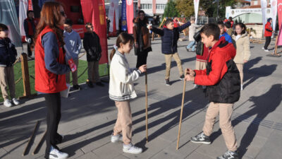 Kütahya’ya gelen "Geleneksel Oyunlar Tırı", genç ve çocukları geçmişin oyunlarıyla