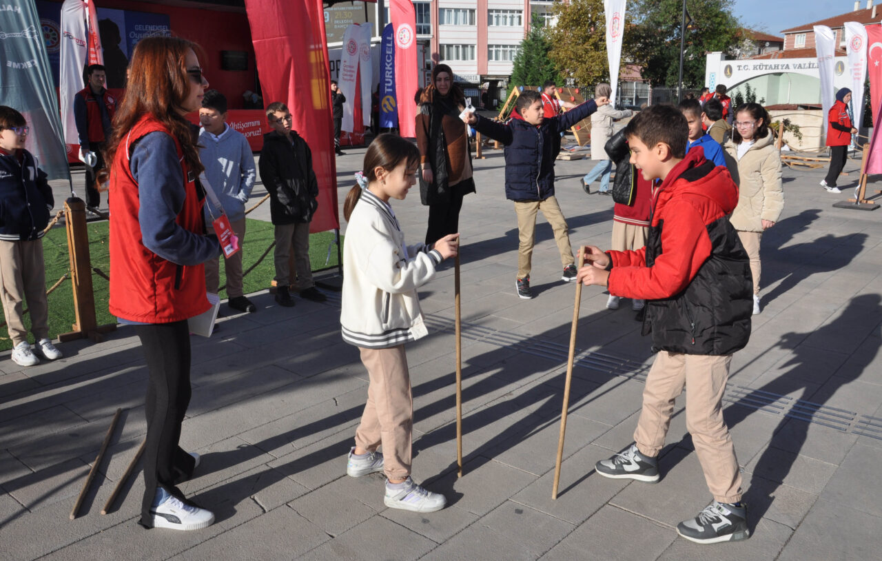 Kütahya’ya gelen "Geleneksel Oyunlar Tırı", genç ve çocukları geçmişin oyunlarıyla