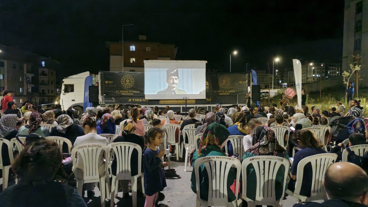 Hatay'da "Gezen Sinema Tırı" ile açık havada "Çanakkale Son Mektup"