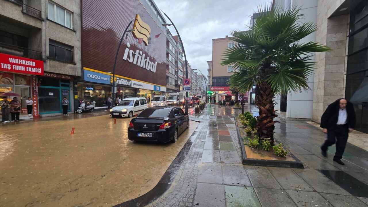  Giresun'un Bulancak ilçesinde sağanak etkili oldu.