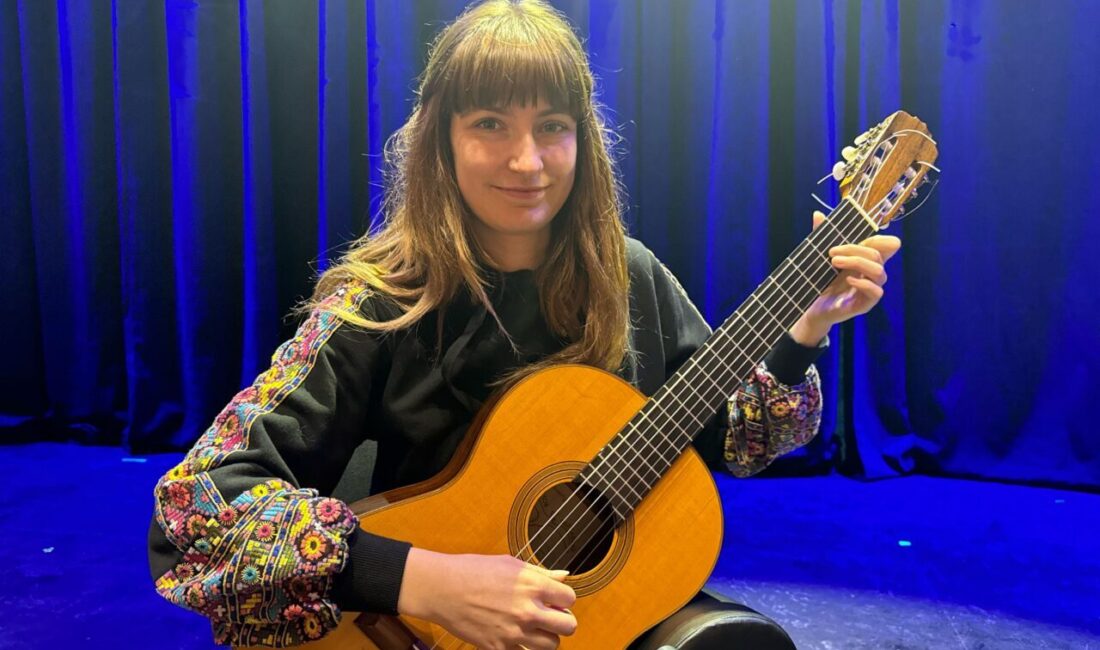 Klasik gitar virtüözü Julia Schuler, farklı kültürlerden esinlendiği repertuarını müzikseverler