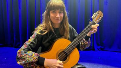 Klasik gitar virtüözü Julia Schuler, farklı kültürlerden esinlendiği repertuarını müzikseverler