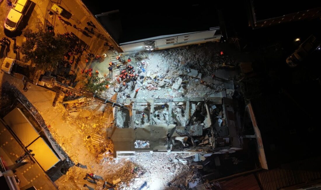 Kocaeli'nin Gebze ilçesinde çöken 7 katlı binanın enkazında kalan anne