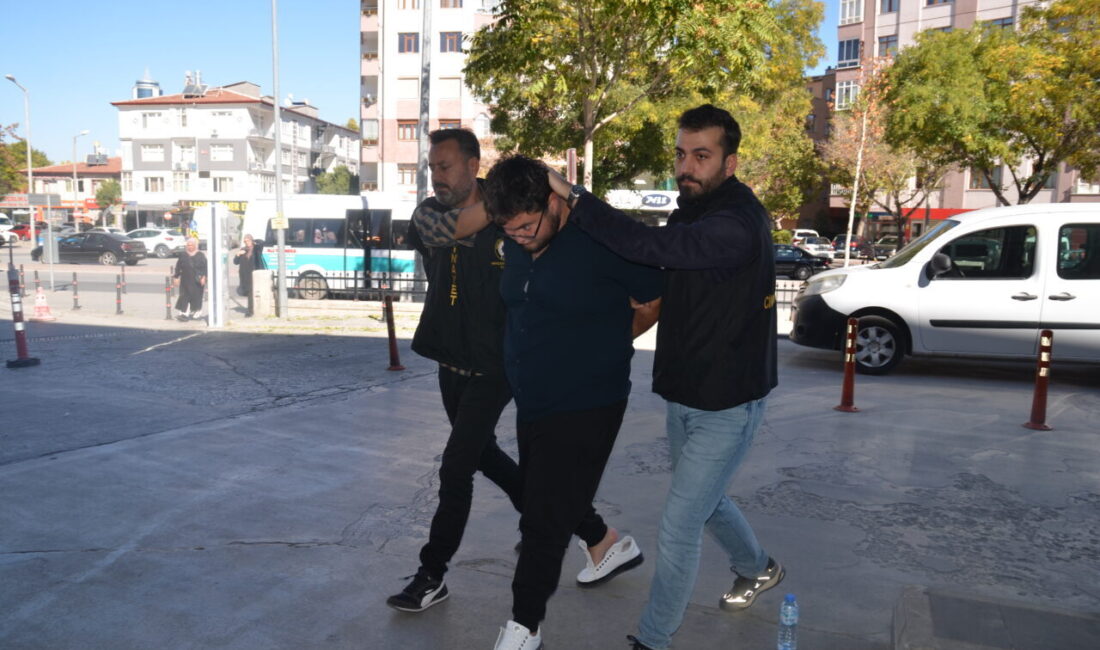 Konya'da bir galericiyi bıçaklayarak öldürdüğü iddia edilen iki zanlı tutuklandı.