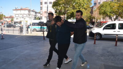 Konya'da bir galericiyi bıçaklayarak öldürdüğü iddia edilen iki zanlı tutuklandı.