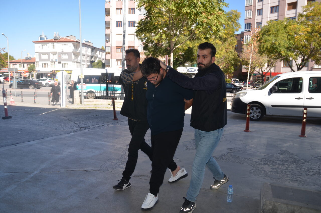 Konya'da bir galericiyi bıçaklayarak öldürdüğü iddia edilen iki zanlı tutuklandı.