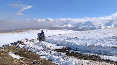 Hakkari'nin Yüksekova ilçesinde kardan kapanan üs bölgesinin yolu ekiplerin çalışması