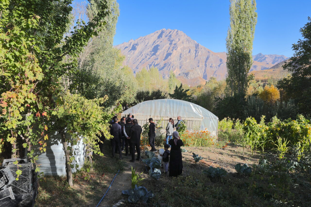 Hakkari genelinde yapımı tamamlanan 47 seradan 18'i kent merkezindeki kadın