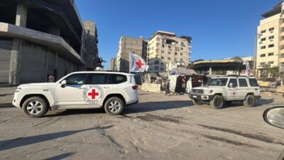 Hamas Gazze'deki İsrailli esirleri Kızılhaç heyetine teslim etmeye başladı