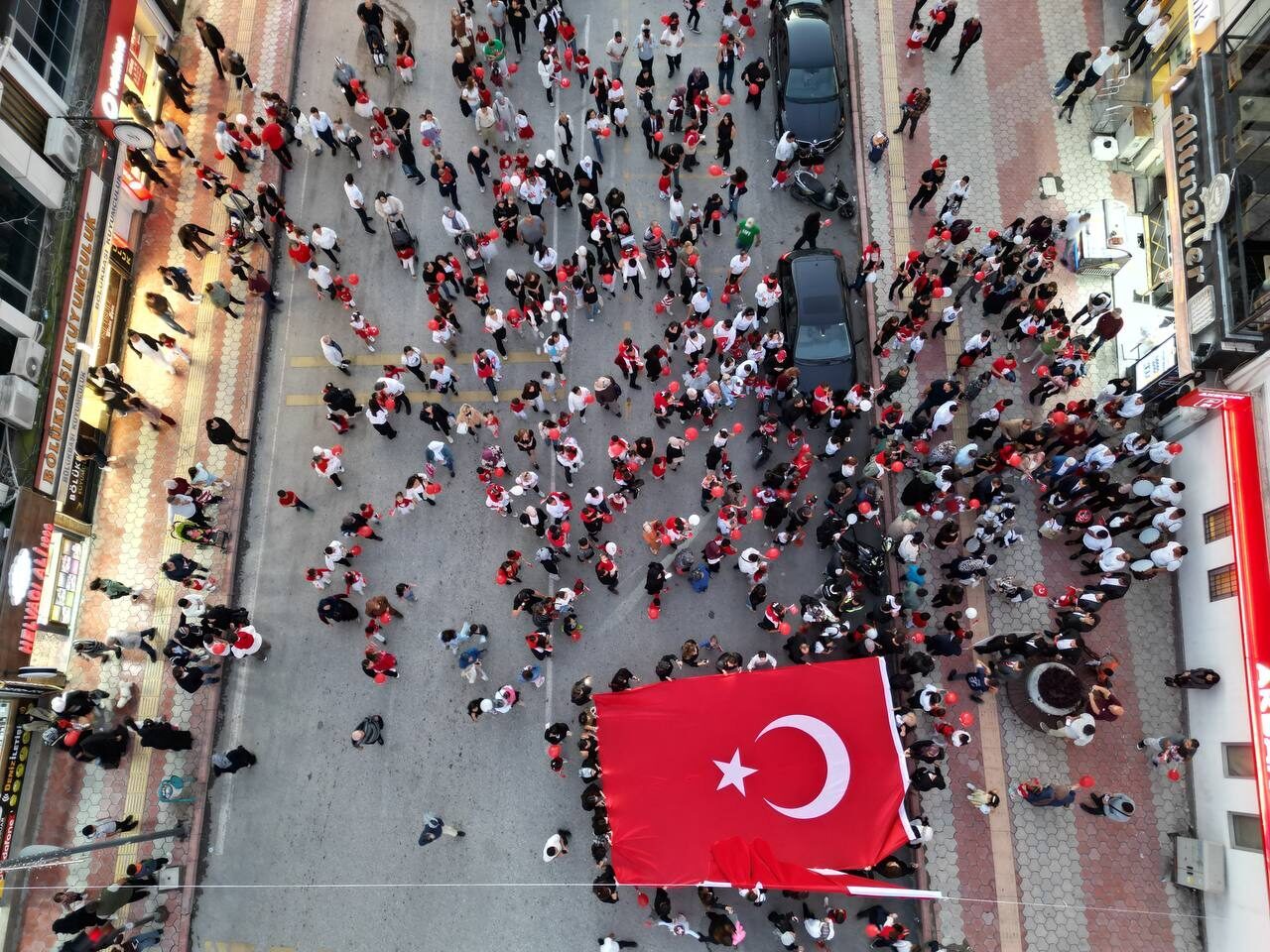 Hatay'ın Dörtyol ilçesinde anaokulu öğrencileri "Beyler, yarın Cumhuriyet'i ilan ediyoruz"