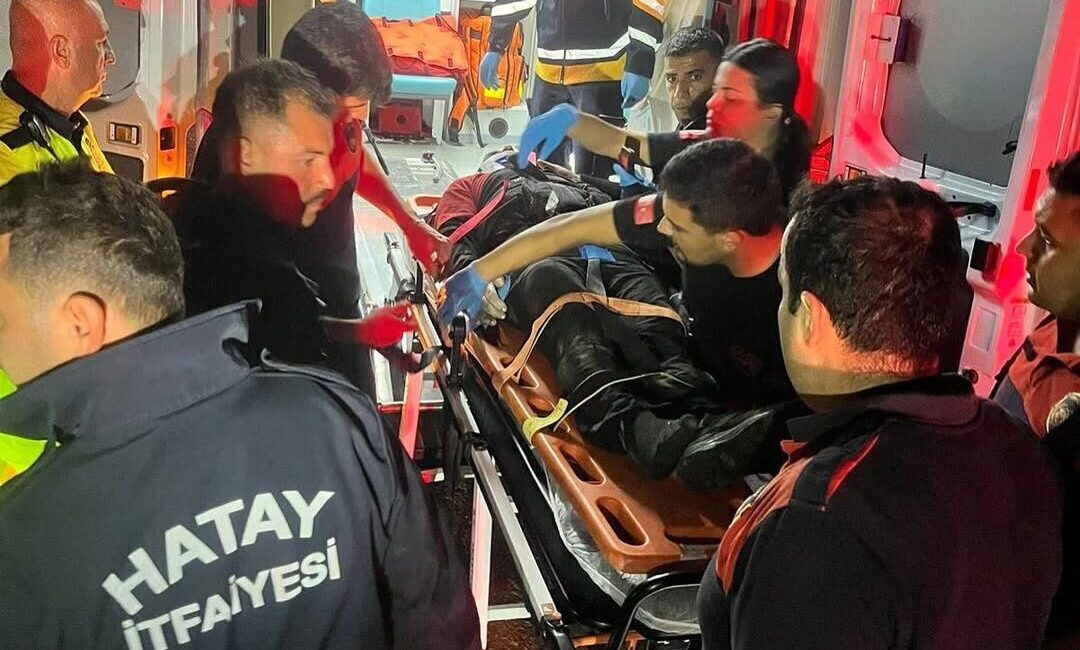 Hatay'ın merkez Antakya ilçesinde, kontrolden çıkarak Asi Nehri'ne devrilen üç