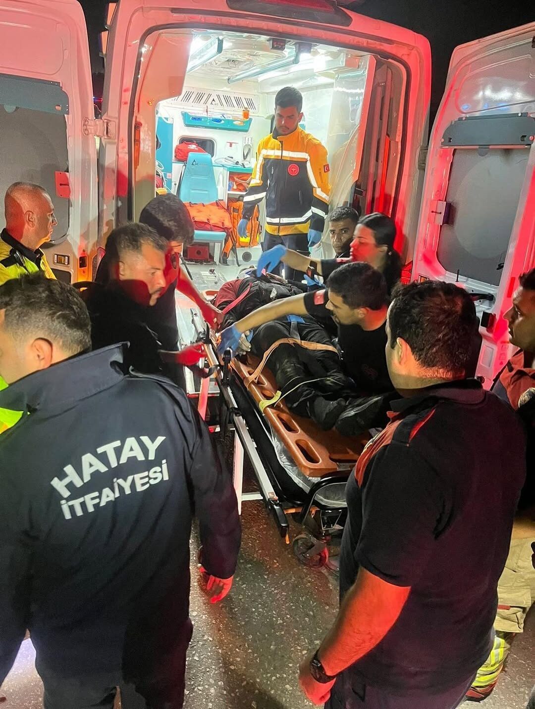 Hatay'ın merkez Antakya ilçesinde, kontrolden çıkarak Asi Nehri'ne devrilen üç